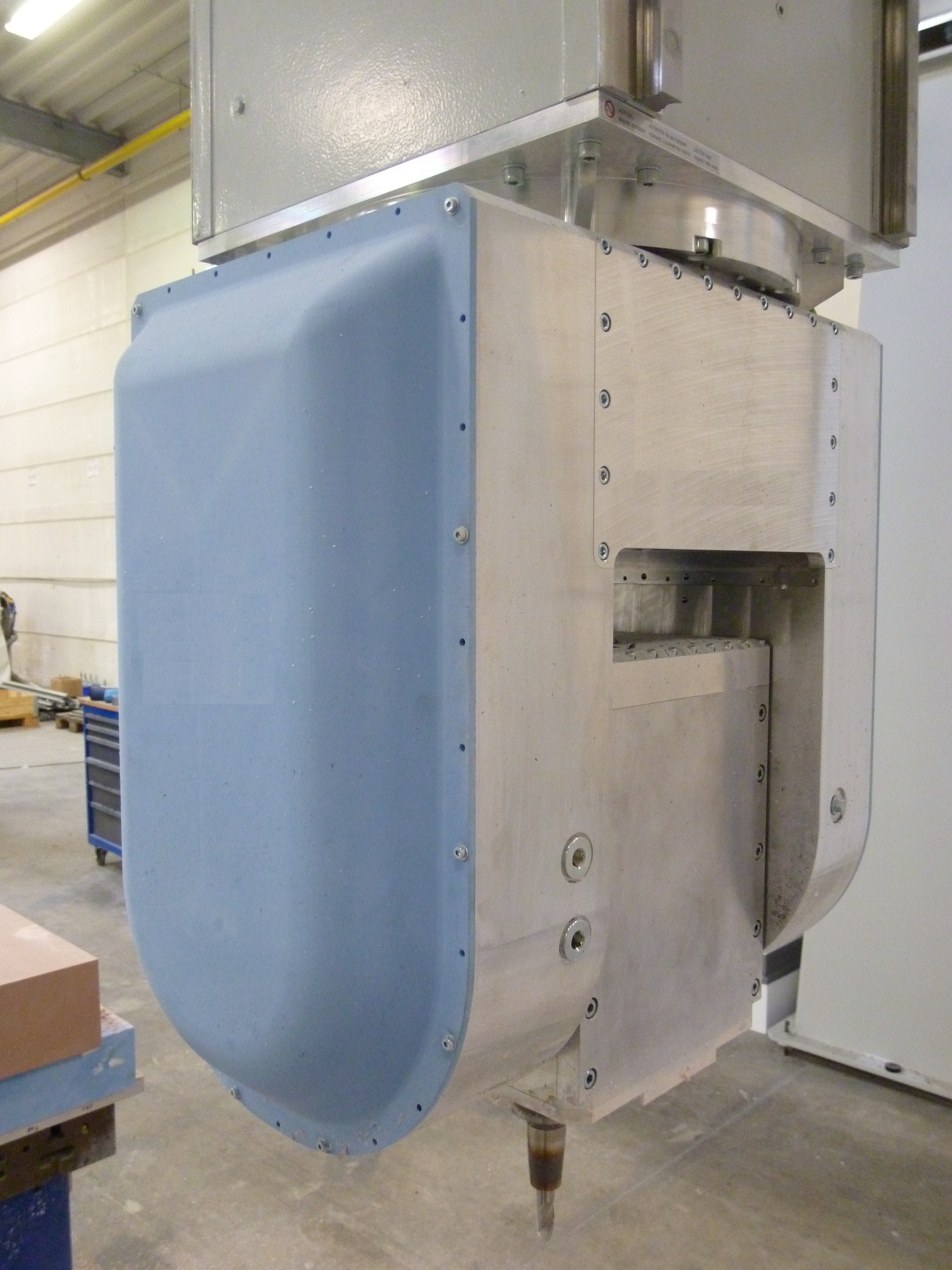 Heavy-duty gantries and platform for milling large yacht molds